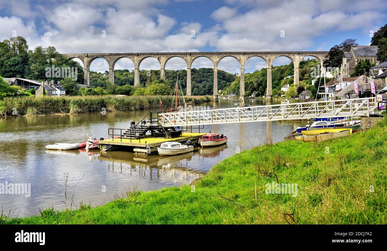 Calstock Eisenbahnviadukt über dem Fluss Tamar, (bearbeitet als HDR-Bild). Stockfoto