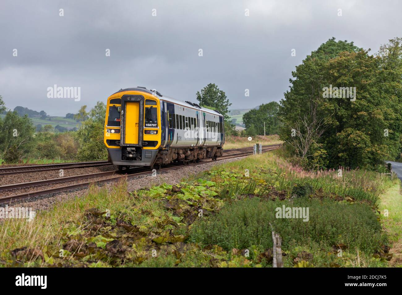 Nördliche Bahnlinie 158 Sprinter Zug 158797 an der Abzweigung Settle, Long Preston, Yorkshire Stockfoto
