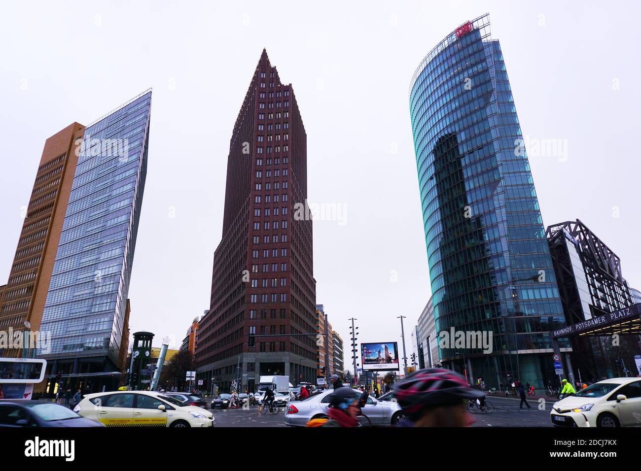 In der Nähe einer belebten Straße Stockfoto