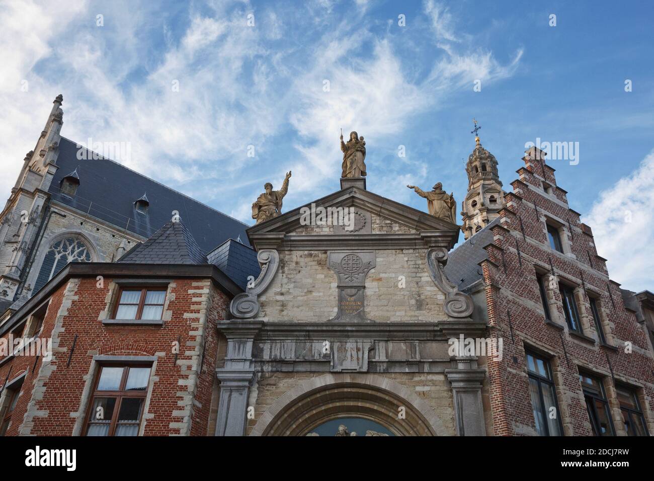 Skulpturen aus dem 18. Jahrhundert an der St. Paul's Church (Sint-Pauluskerk), einer römisch-katholischen Kirche an der Veemarktkade in Antwerpen, Belgien. Stockfoto