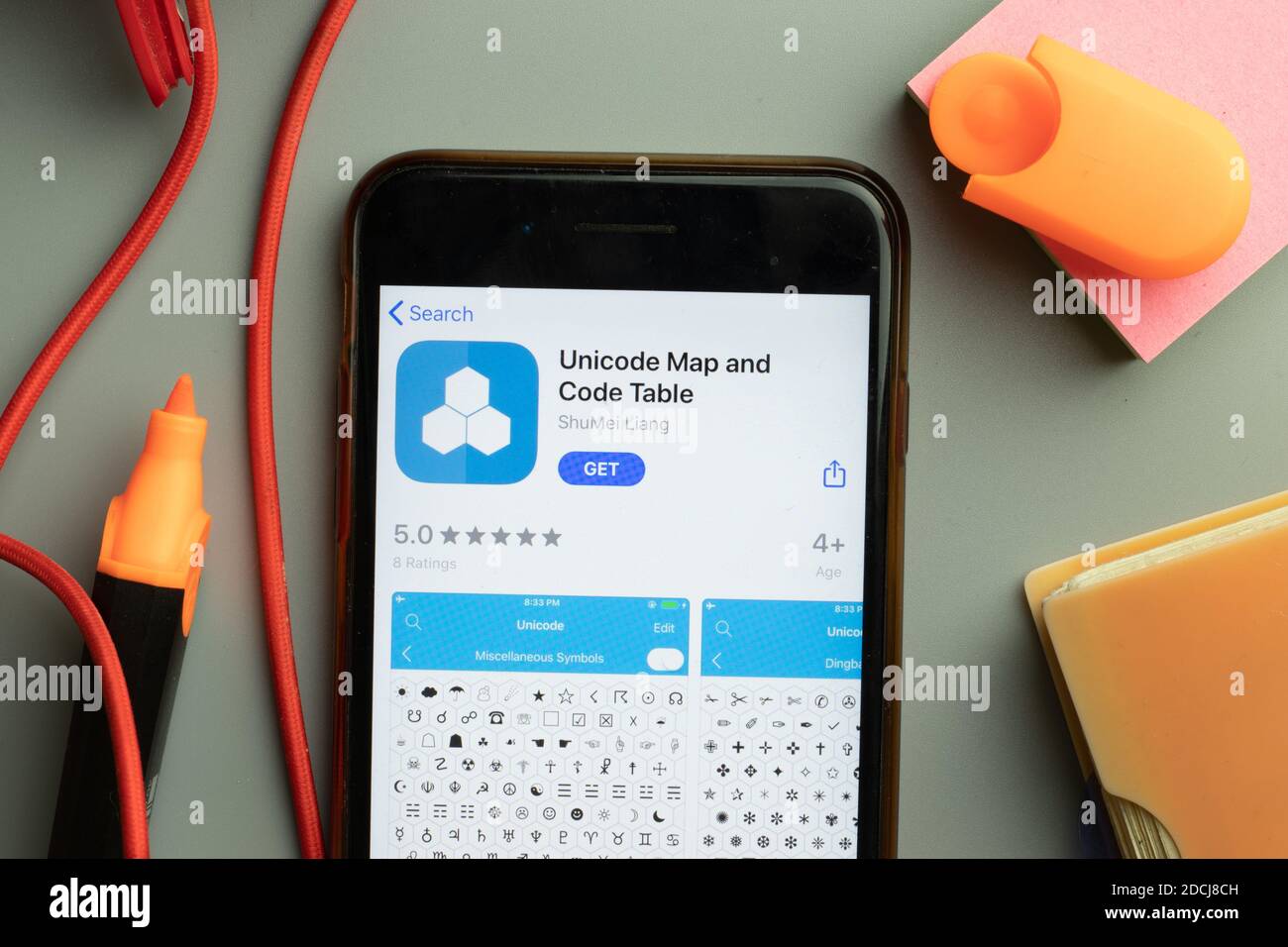 New York, USA - 7. November 2020: Nahaufnahme des Telefonbildschirms mit Unicode Map und Codetabelle Mobile App Logo auf dem Display, illustrative Editorial. Stockfoto