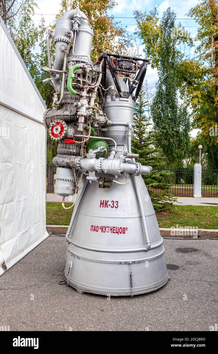 Samara, Russland - 11. September 2016: Weltraumraketenmotor NK-33 der Firma 'Kuznetsov' auf der freien Ausstellung auf der Stadtstraße Stockfoto