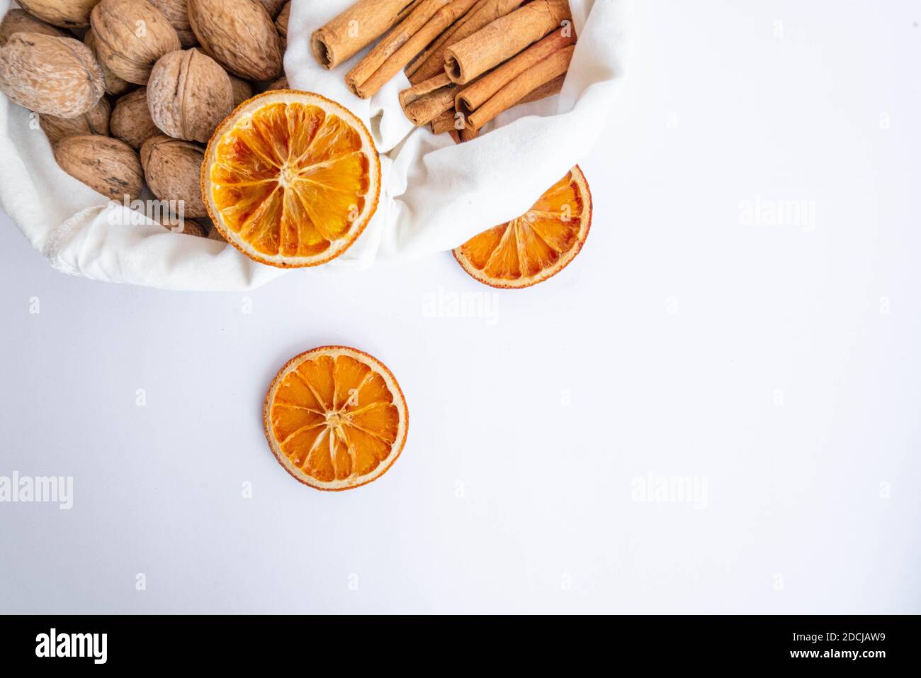 Öko Beutel mit Walnuss, trockener Orange und Zimt auf Stockfoto