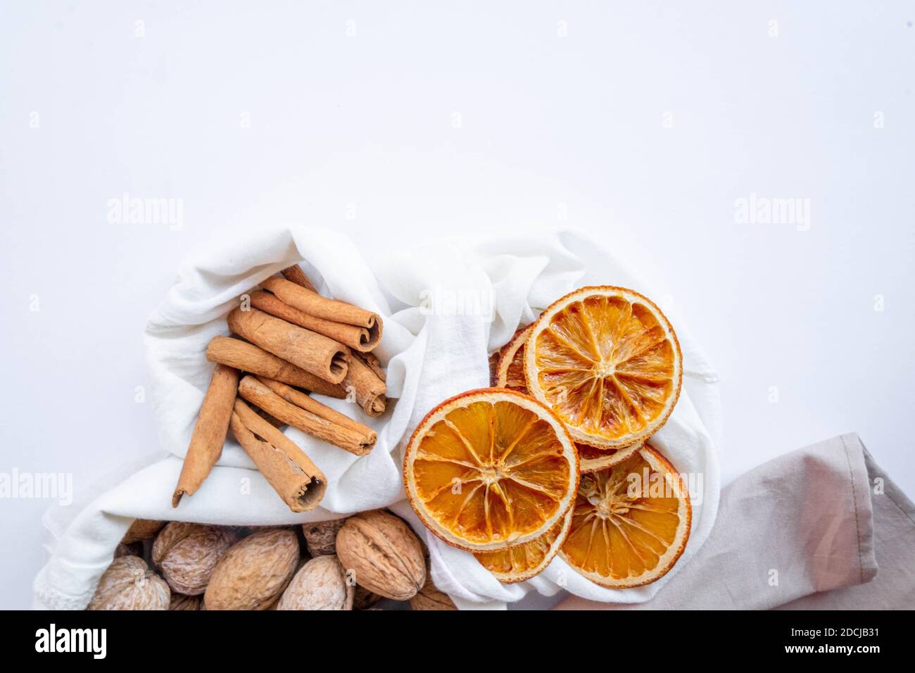 Öko Beutel mit Walnuss, trockener Orange und Zimt auf Stockfoto