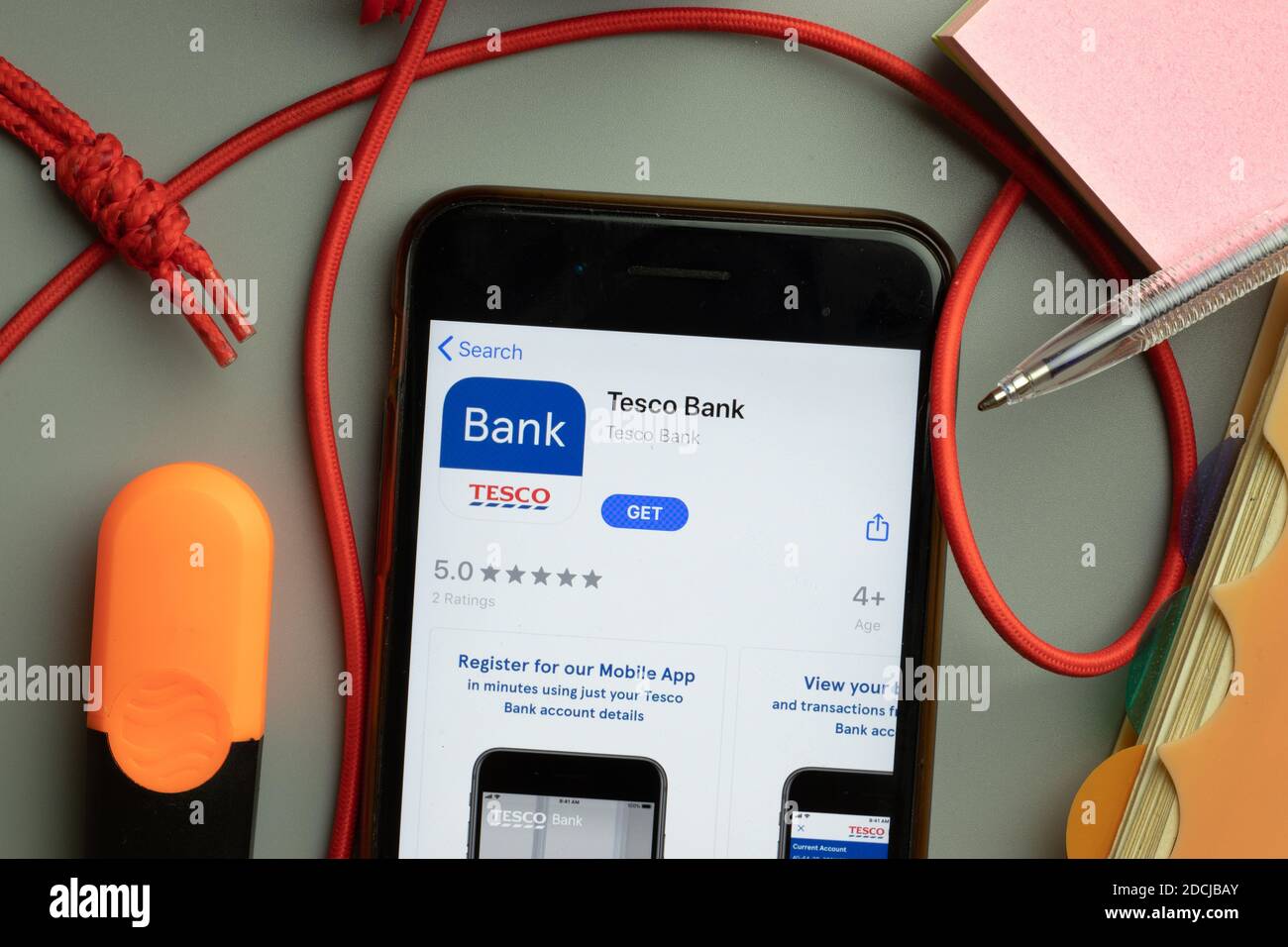 New York, USA - 7. November 2020: Tesco Bank App Store Logo auf dem Telefonbildschirm, illustrative Editorial. Stockfoto