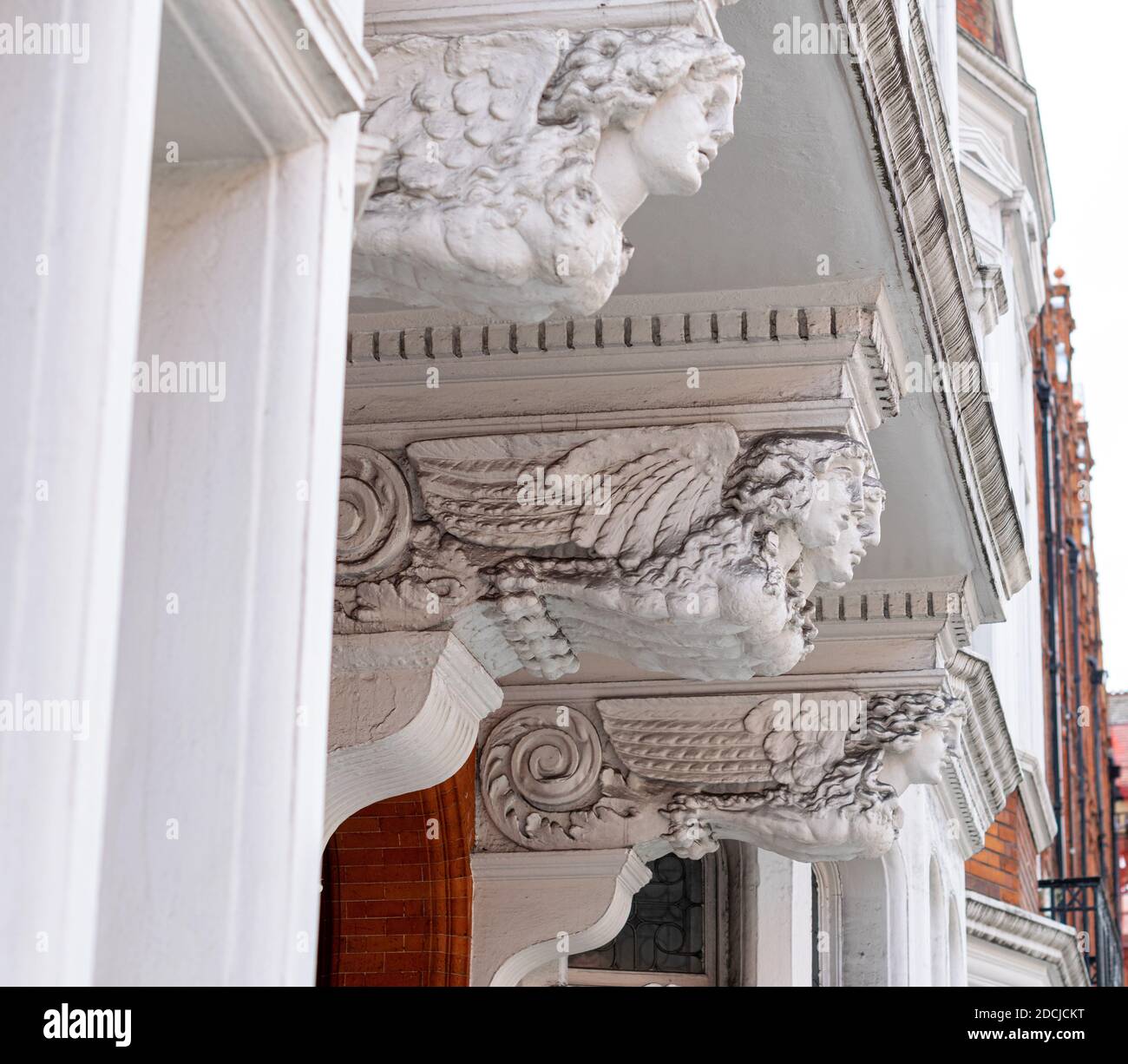 Sphinx wie Figuren, die die Veranda von Gebäuden auf der Pont Street, London Stockfoto