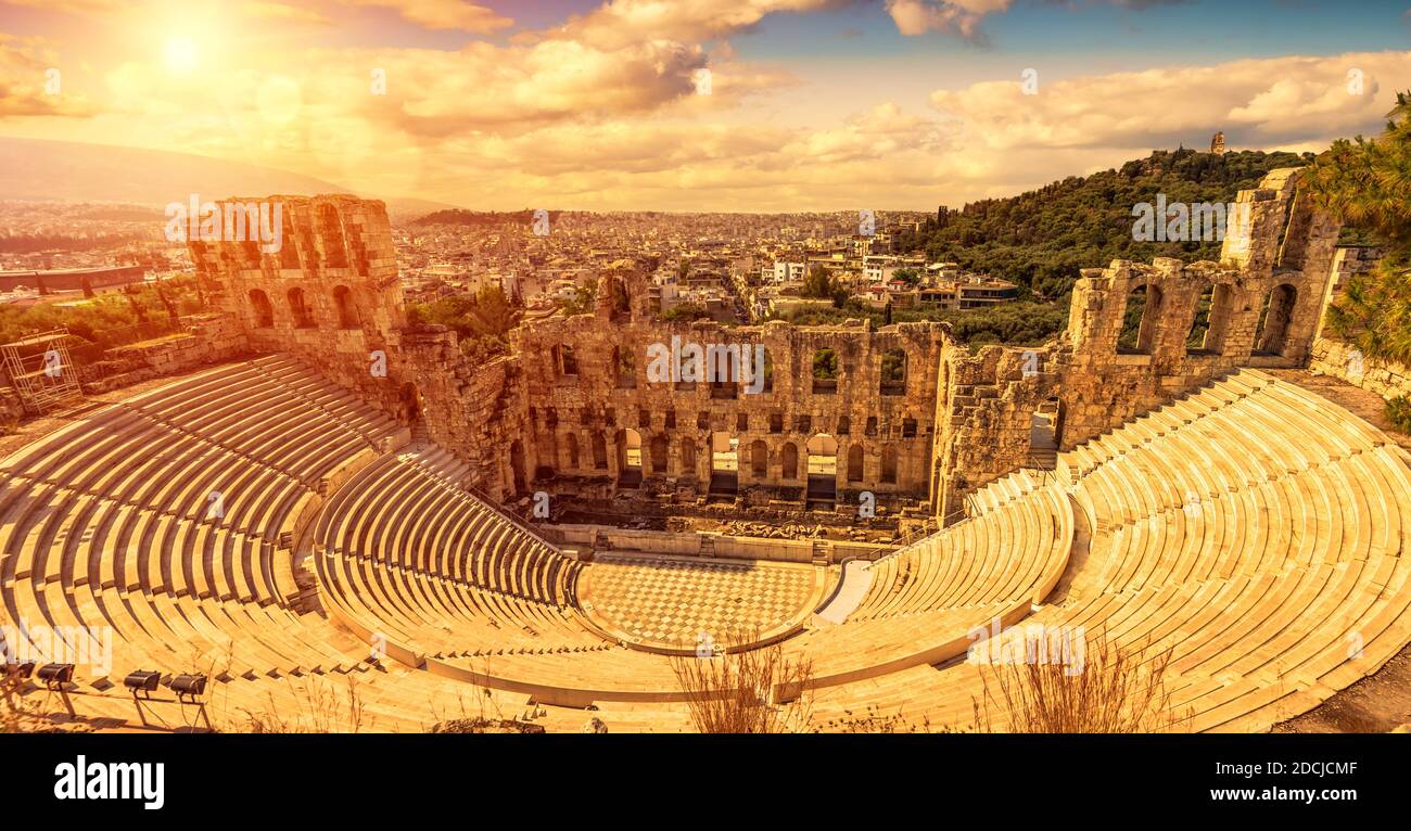 Odeon von Herodes Atticus bei Sonnenuntergang, Athen, Griechenland. Es ist altes berühmtes Wahrzeichen von Athen. Malerisches Panorama des antiken griechischen Denkmals mit Blick auf Athen Stockfoto