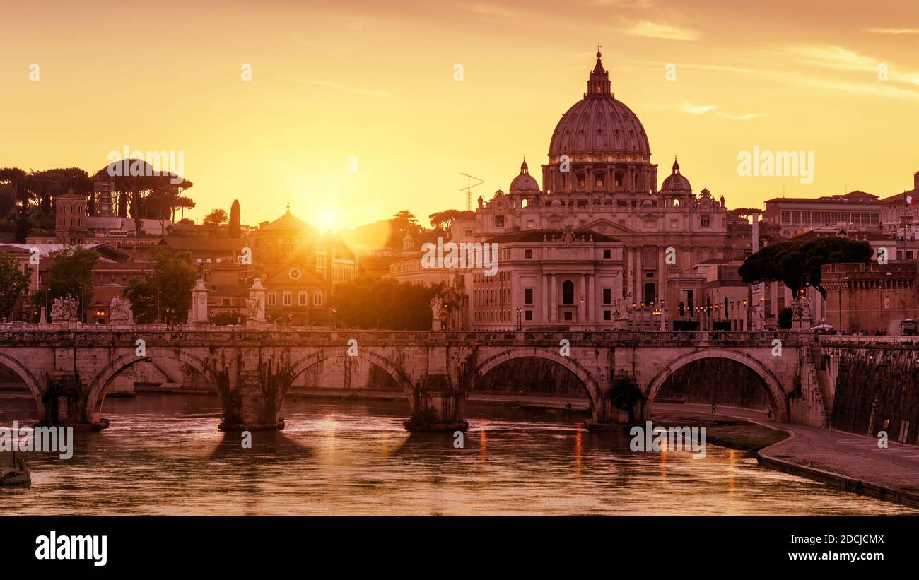 Rom bei Sonnenuntergang, Italien. Sonniger Blick auf den Petersdom in der Vatikanstadt, berühmtes Wahrzeichen Roms. Panorama des Tiber Flusses und des alten Roms in even Stockfoto