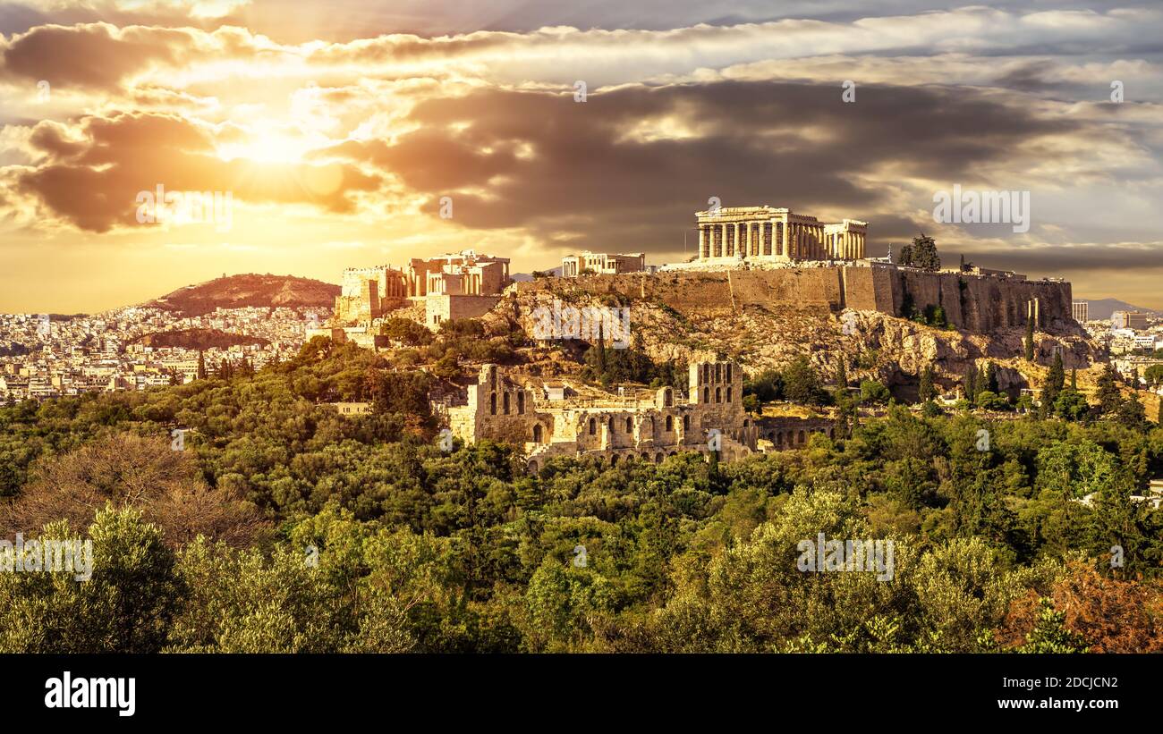 Akropolis von Athen bei Sonnenuntergang, Griechenland. Es ist das Wahrzeichen Athens. Landschaftlich sonnige Ansicht der klassischen griechischen Ruinen im Sommer, Panorama der Überreste von Famo Stockfoto