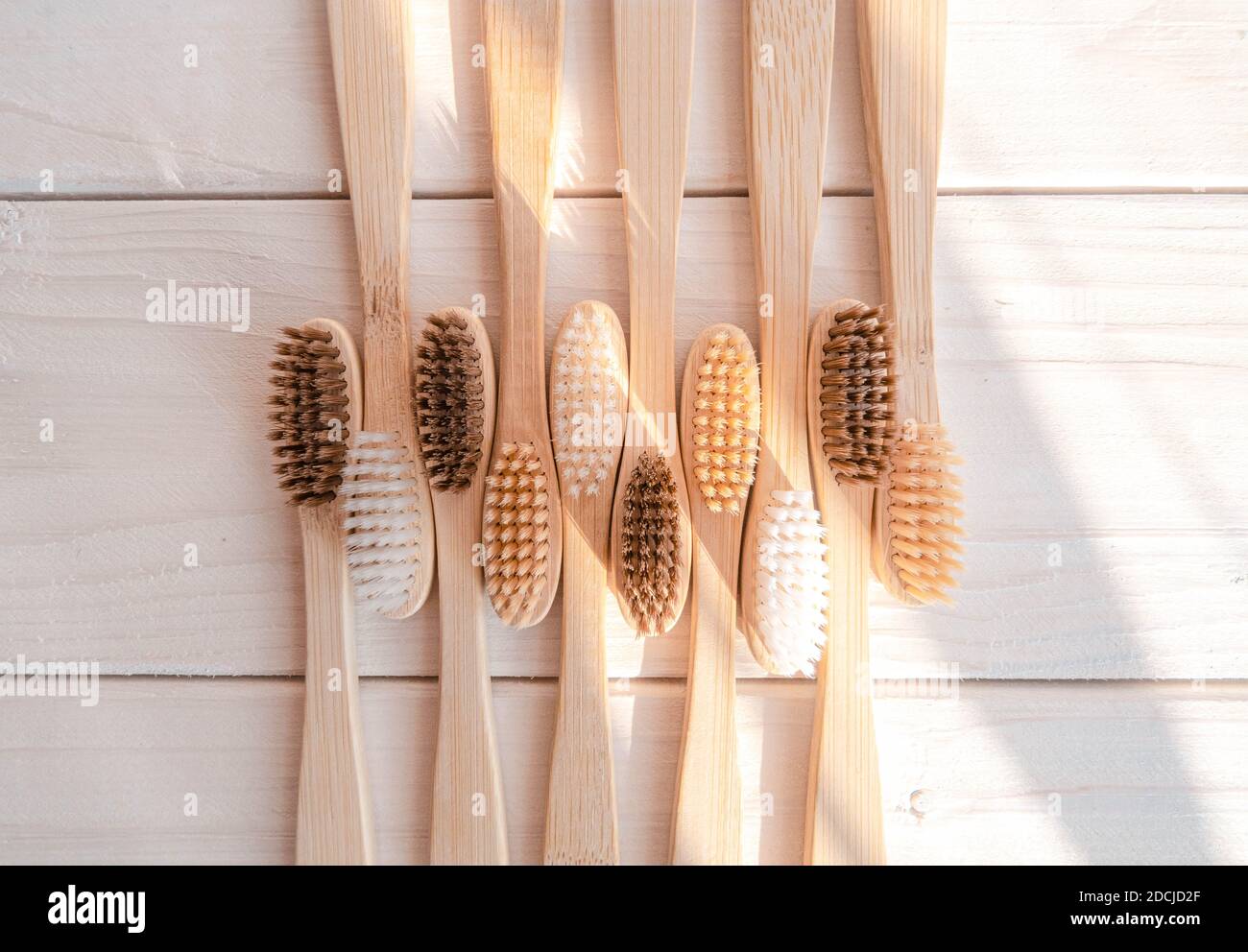 Null Abfall Bambus Zahnbürste auf Öko Holz weiß Stockfoto