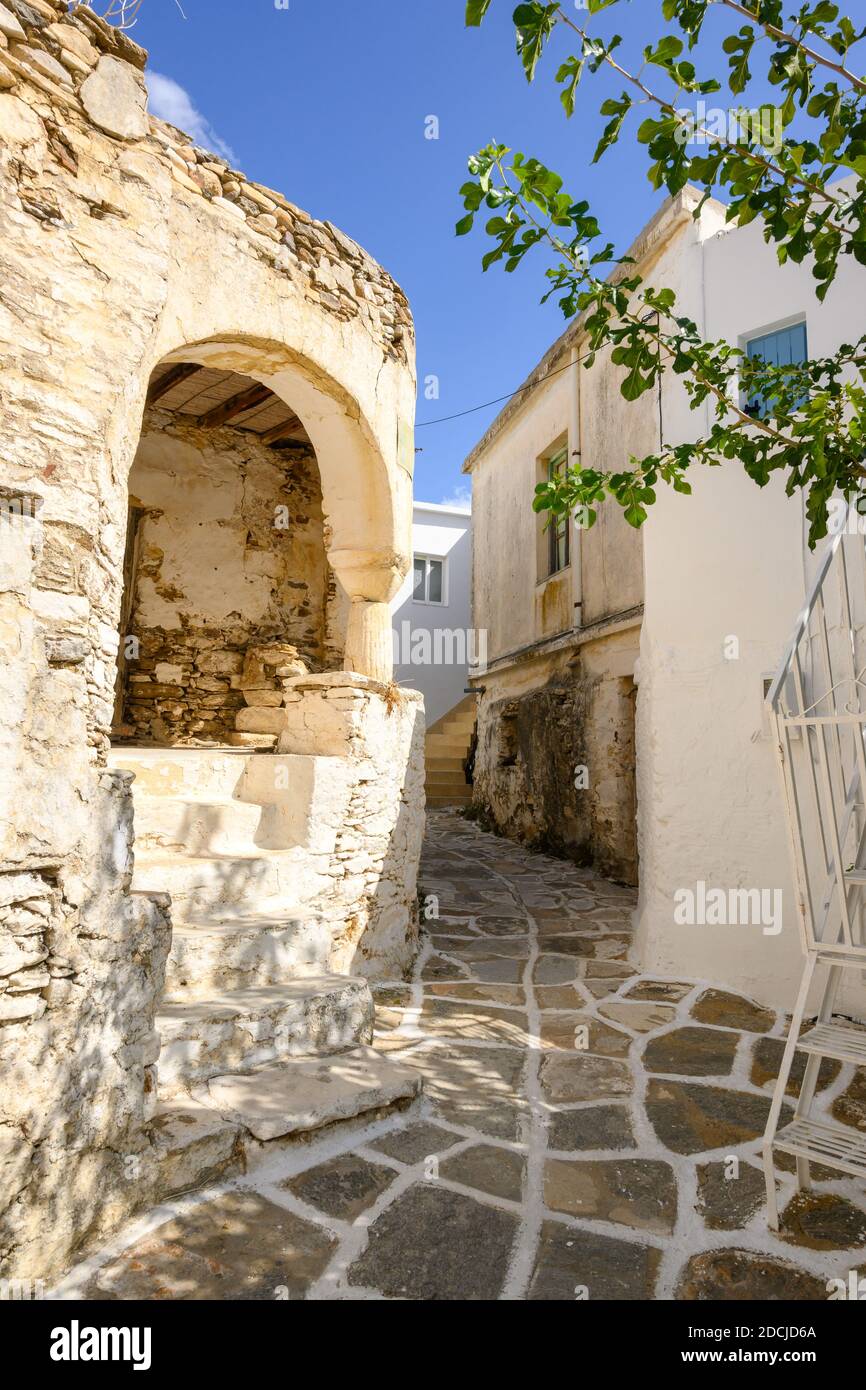 Ein Blick auf die Straße mit typisch griechischer Architektur in Lefkes Dorf auf Paros Insel, Kykladen, Griechenland Stockfoto