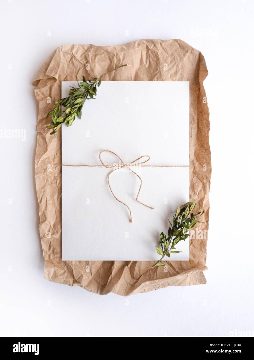 Weißes Blatt liegend auf Handwerk zerknittertes Papier mit Stockfoto