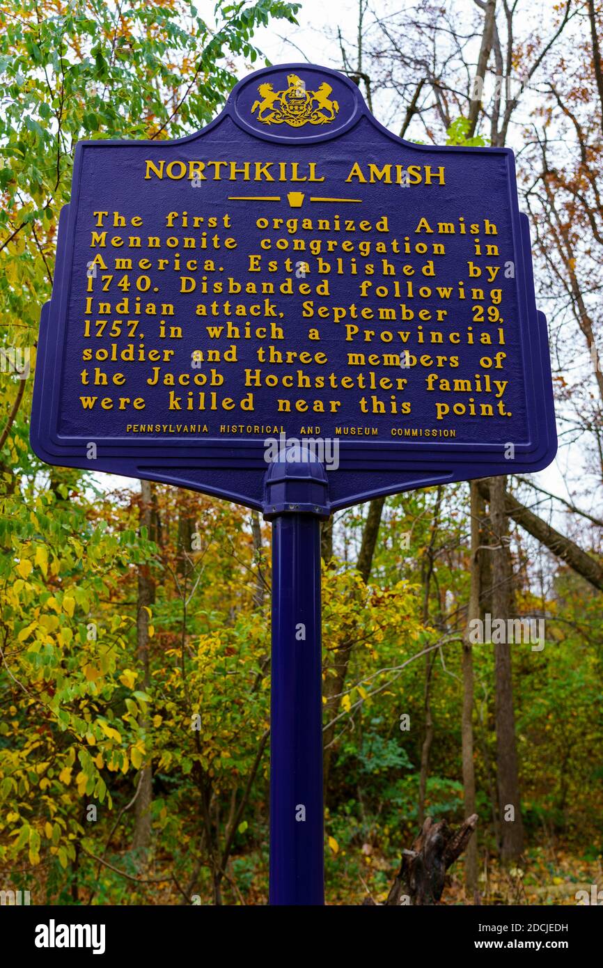 Shartlesville, PA, USA - 31. Oktober 2020: Die historische Markierung, die die erste Amish Siedlung in Amerika und den Angriff während der Französisch und Ind Stockfoto