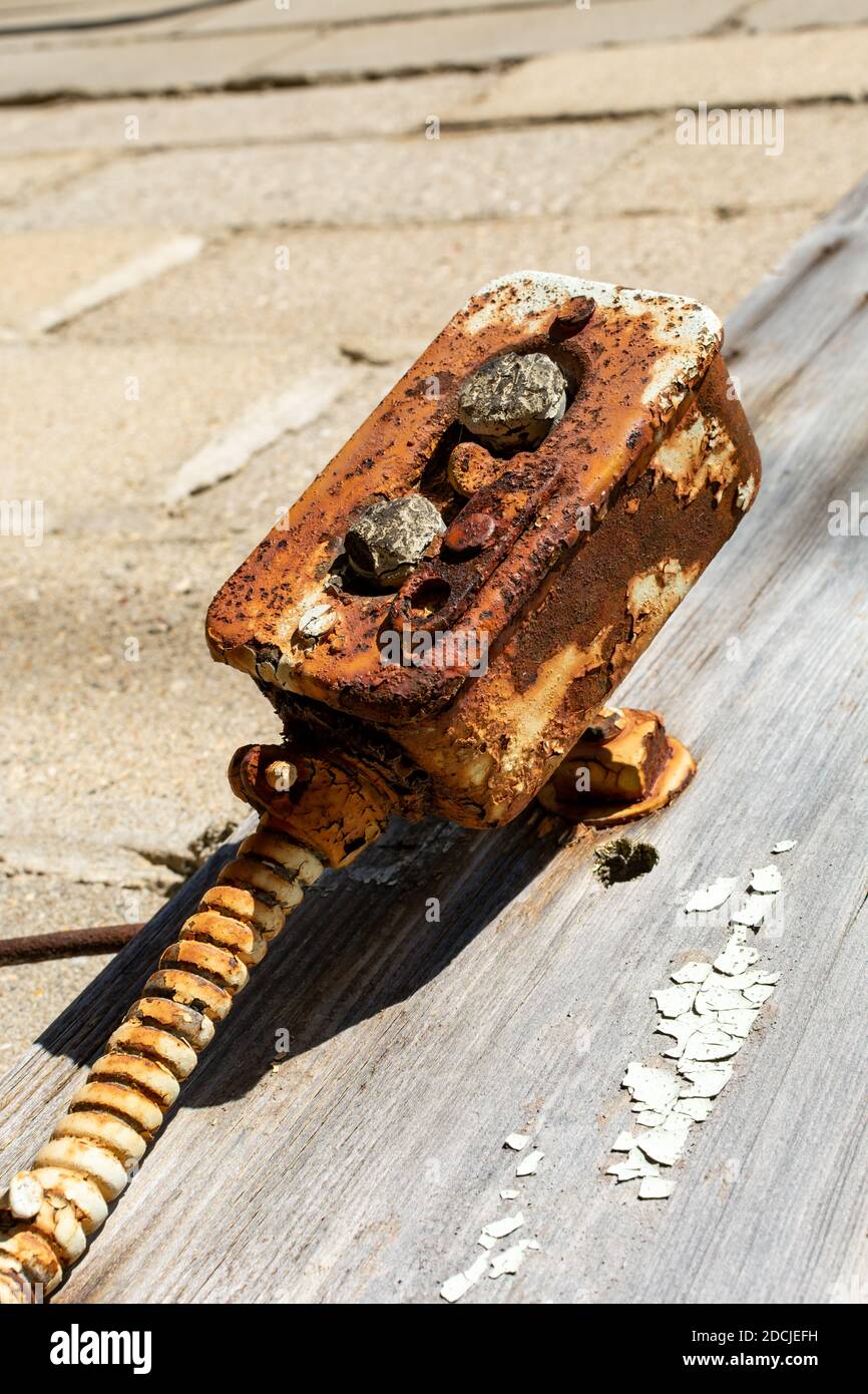 Verrostete alte elektrische Schalter in einem verlassenen Industriegebäude. Stockfoto