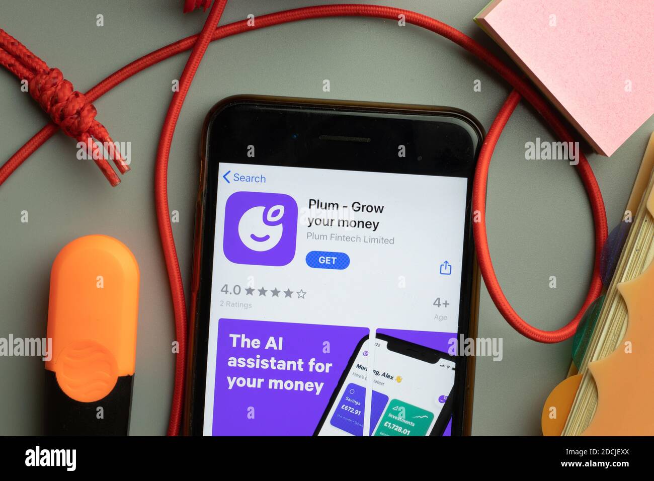 New York, USA - 7. November 2020: Plum Grow Your Money App Store Logo auf dem Telefonbildschirm, illustrative Editorial. Stockfoto