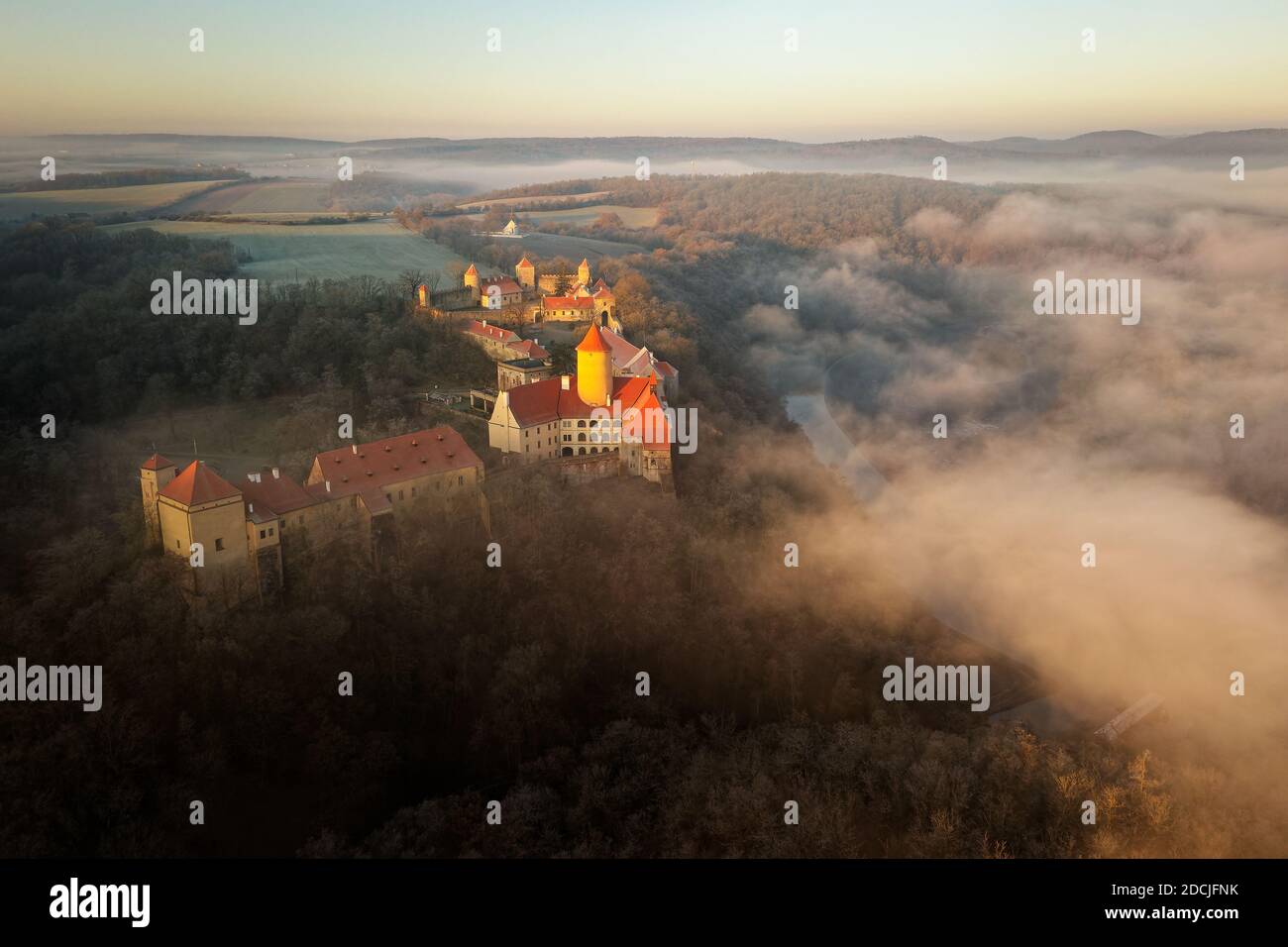 Luftaufnahme der großen schönen mährischen Königsburg Veveri (Burg Eichhorn), stand auf einem Felsen über Wasser Damm auf dem Fluss Svratka, früh mornin Stockfoto