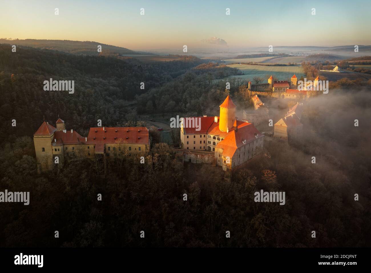 Luftaufnahme der großen schönen mährischen Königsburg Veveri (Burg Eichhorn), stand auf einem Felsen über Wasser Damm auf dem Fluss Svratka, früh mornin Stockfoto