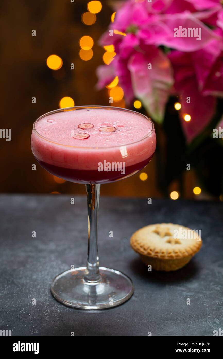 Weihnachts-Cranberry-Cocktail mit Mince Pie Stockfoto