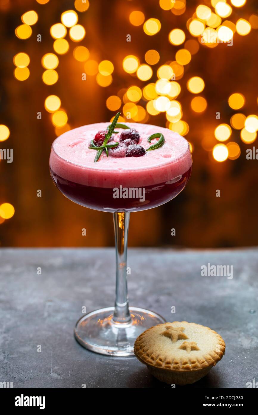 Weihnachts-Cranberry-Cocktail mit Mince Pie Stockfoto