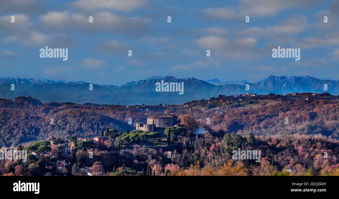 Blick auf Görz in Italien von Sempeter in Slowenien mit Hügel und Berge im Hintergrund Stockfoto