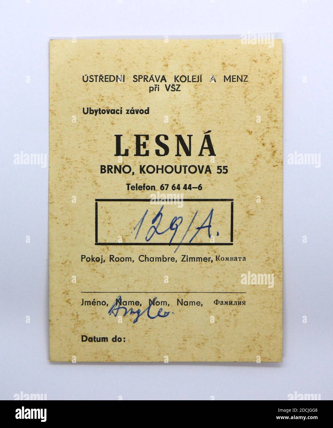 Foto einer Check-in-Karte in der Jugendherberge Lesna in der Tschechoslowakei in Brünn im Jahr 1976 während der kommunistischen Ära Stockfoto