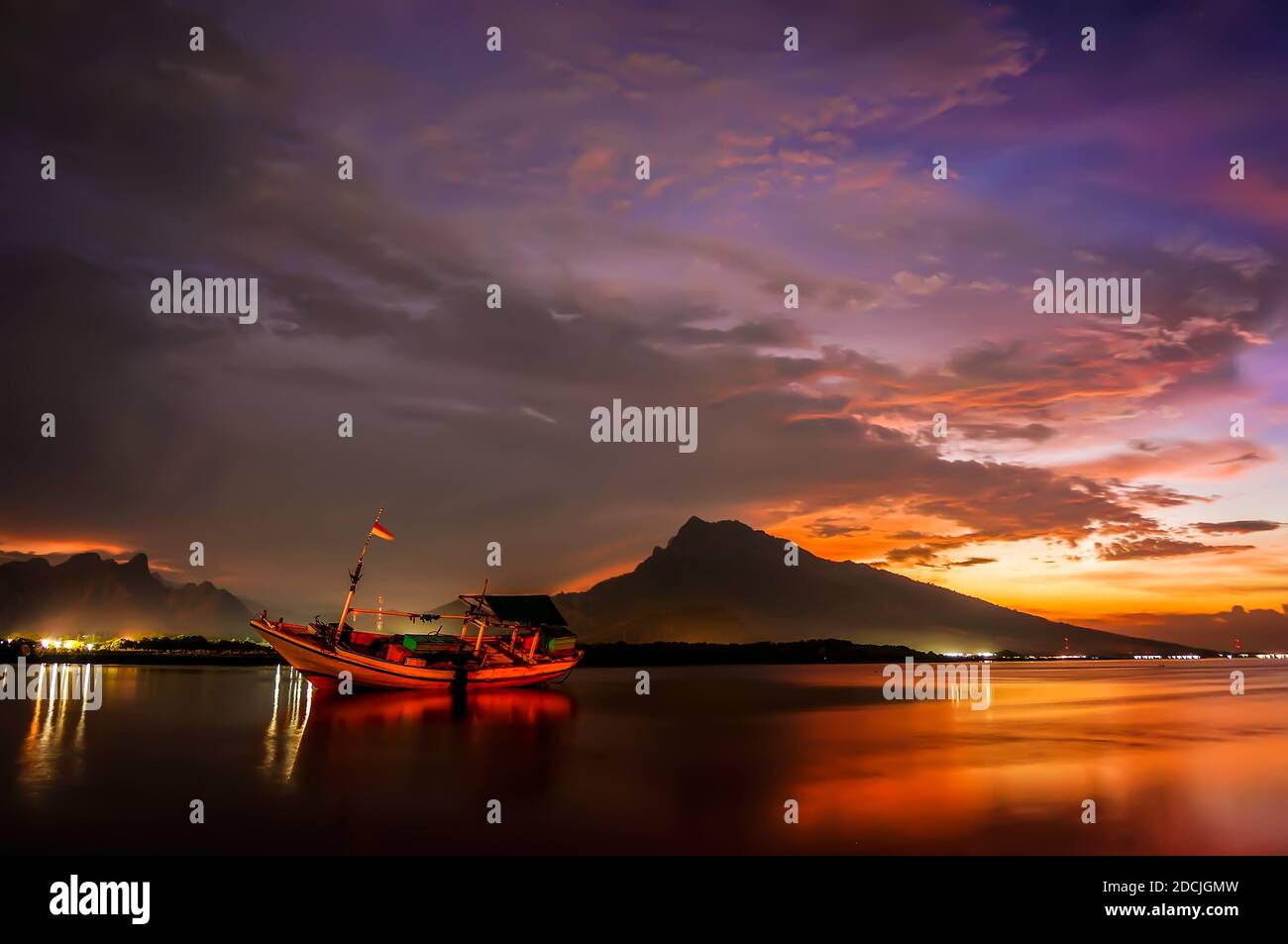 Schöner Sonnenuntergang oder Sonnenaufgang am Meer Stockfoto