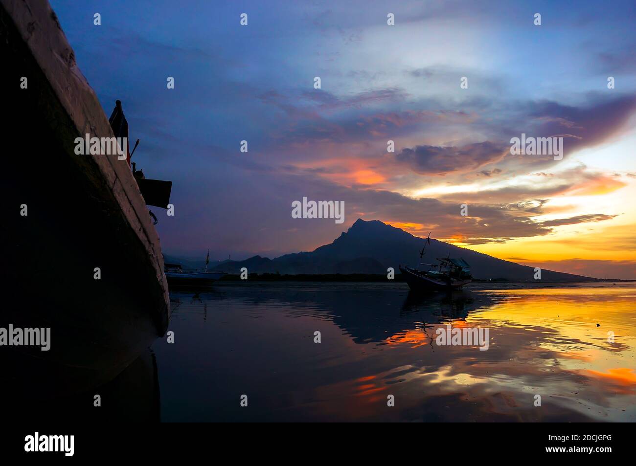 Schöner Sonnenuntergang oder Sonnenaufgang am Meer Stockfoto