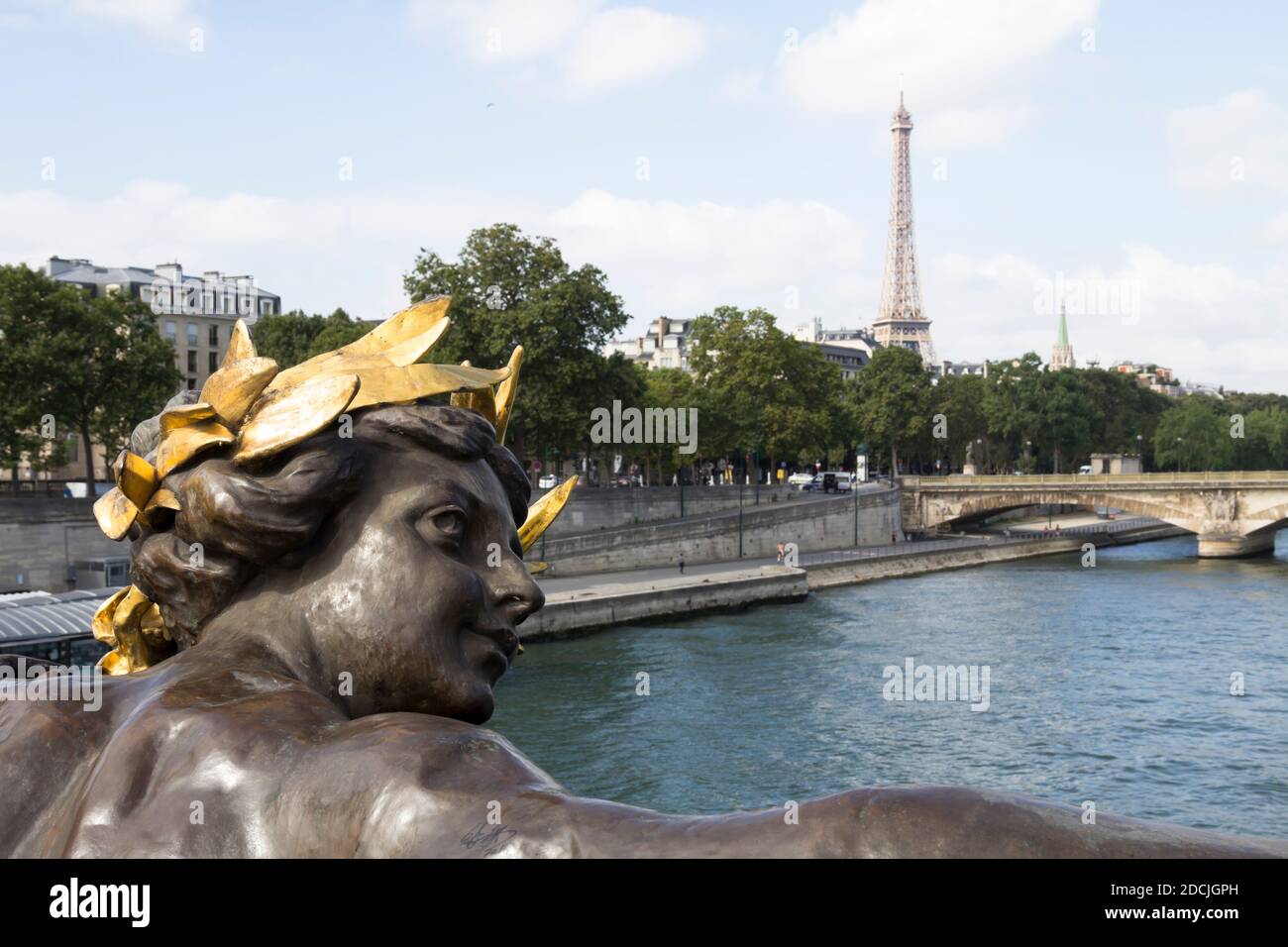 Nahaufnahme einer Statue auf der Pont Alexandre III, Paris, Frankreich Stockfoto