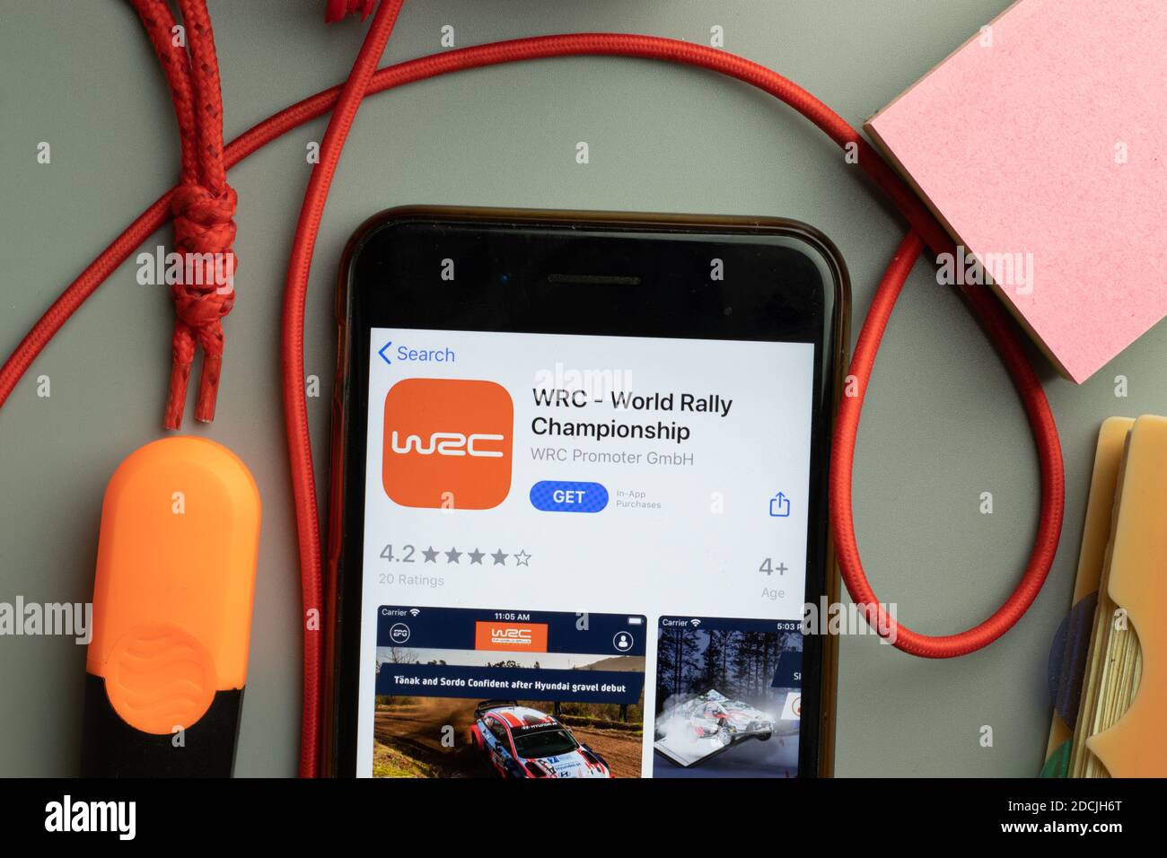 New York, USA - 7. November 2020: WRC World Rally Championship App Store Logo auf dem Telefonbildschirm, illustrative Editorial. Stockfoto