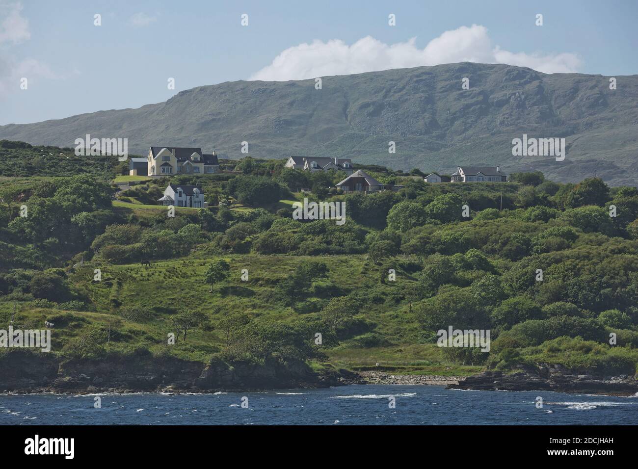 Menschen, die in einer wunderschönen Landschaft voller Felsformationen entlang der irischen Küste in der Nähe von Killybegs, County Donegal in Irland leben. Stockfoto