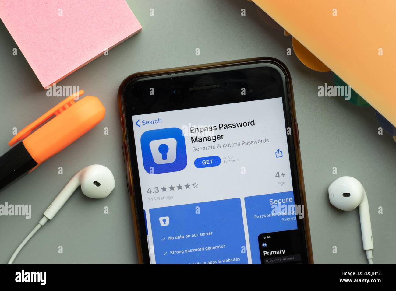 New York, USA - 7. November 2020: Enpass Password Manager App Store Logo auf dem Telefonbildschirm, illustrative Editorial. Stockfoto