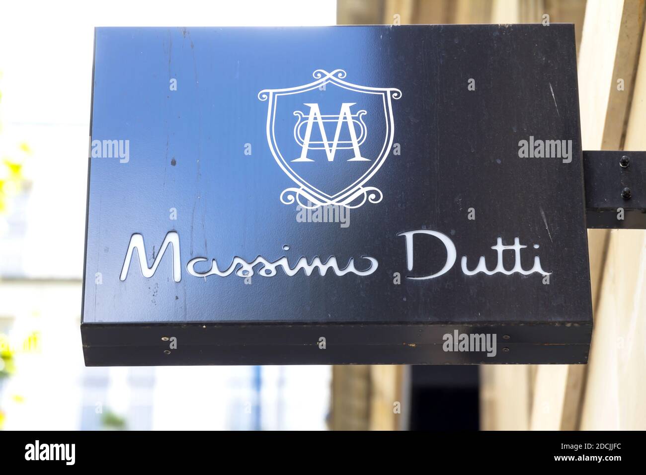 Geschäft Massimo Dutti. Massimo Dutti ist ein italienisches Bekleidungsunternehmen, das zur Inditex-Gruppe gehört. Stockfoto