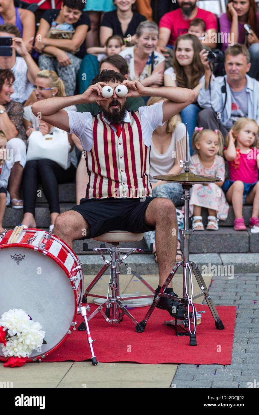 Lublin, Polen - 25. Juli 2014: La Sbrindola Schlagzeuger mit gefälschten Augäpfeln während des Zirkusfestivals Carnaval Sztukmistrzow Stockfoto