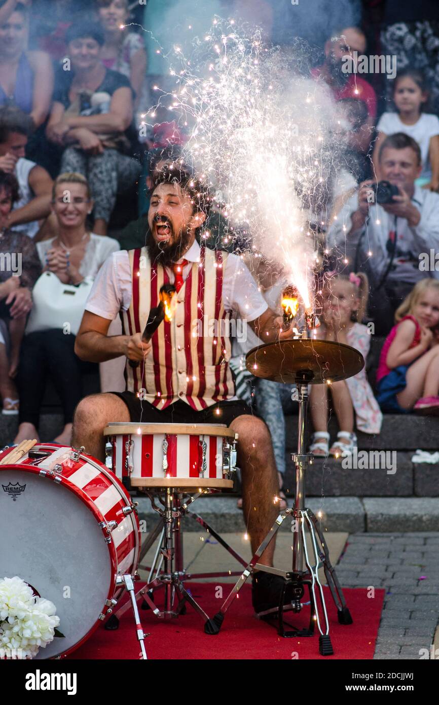 Lublin, Polen - 25. Juli 2014: La Sbrindola Drummer spielt auf Trommeln mit Feuer beim neuen Zirkusfestival Carnaval Sztukmistrzow Stockfoto