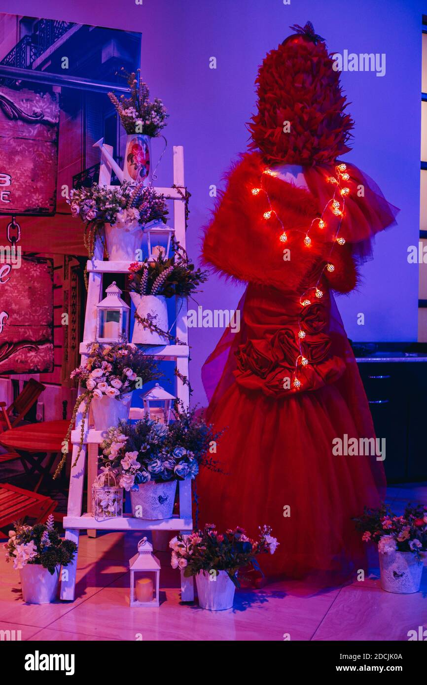 Weihnachtsdekoration, Schaufensterpuppe Dame mit weihnachtsbeleuchtung während der Party dekoriert Stockfoto
