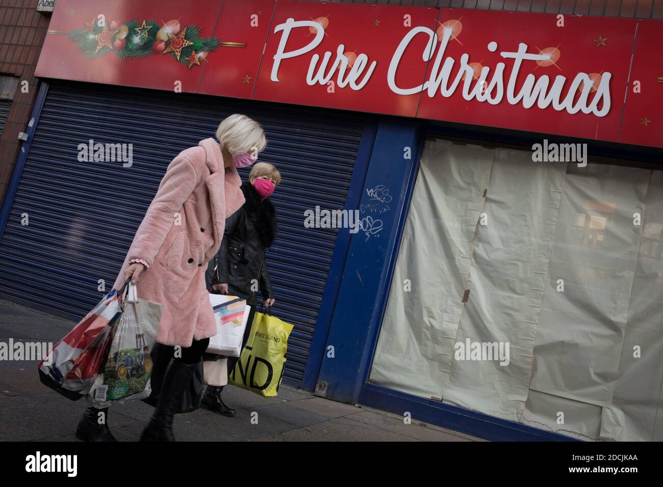 Weihnachtseinkäufe im 2. Bis letzten Tag, bevor die Cchops für eine zweite 3-wöchige Sperre schließen (unter Schottlands Tier 4-Sperrsystem), im Vorfeld zu Weihnachten, in Glasgow, Schottland, 19. November 2020. Stockfoto
