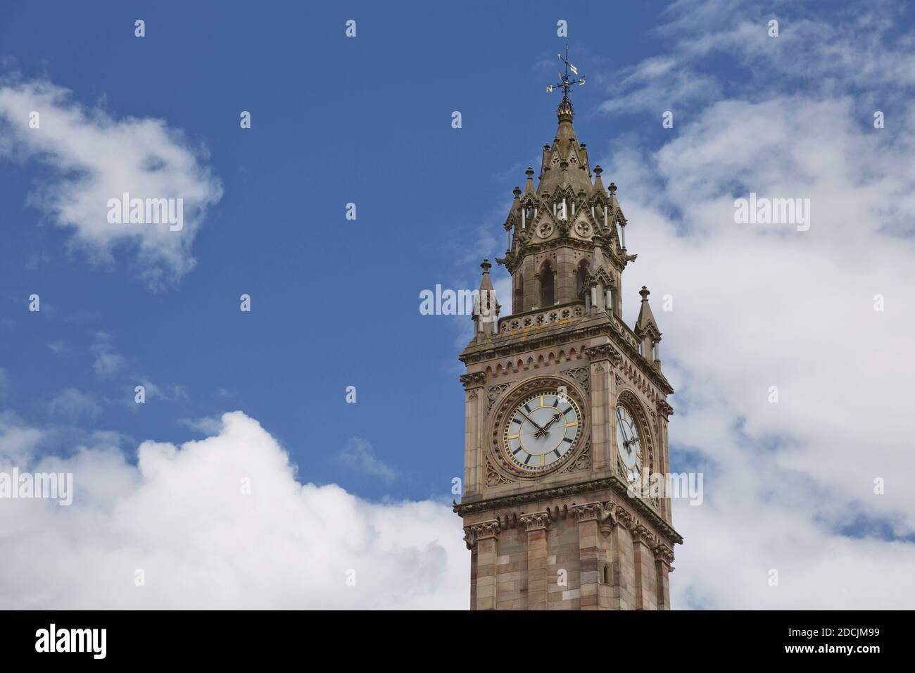 Belfast Uhrturm. Prinz Albert Memorial Clock am Queen Square in Belfast, Nordirland Stockfoto