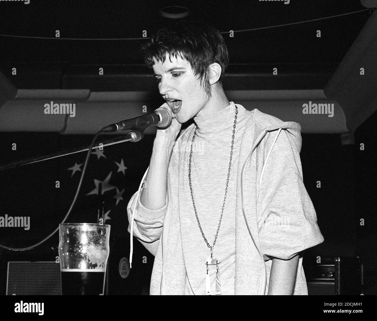 Keyboard Player Biddy Leyland of New Zealand Indie Band Dead Famous People im West Hampstead Moonlight Club, London, 24/10/90. Stockfoto