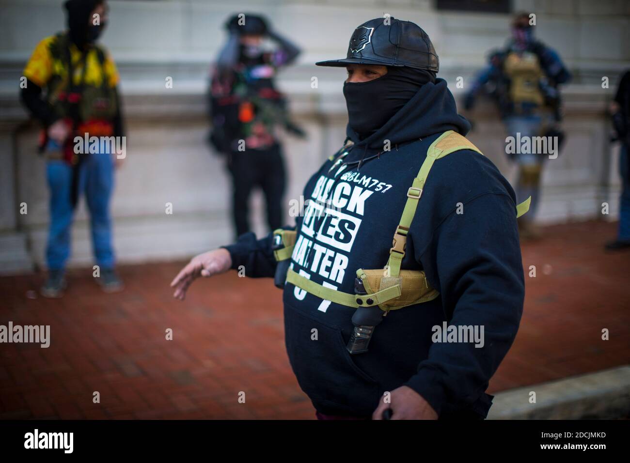 Richmond, Virginia, USA. November 2020. POPS''' ein Mitglied von Black Lives Matter 757 sagte, dass Demonstranten, die offen Schusswaffen bei Protesten tragen, von der Polizei in Richmond anders behandelt werden als unbewaffnete Demonstranten während eines Protests gegen Richmond's Stadtverordnung gegen das Tragen von Schusswaffen bei Protesten am Samstag, den 21. November 2020 auf dem Capitol Square in Richmond, VA. Es gab mehrere bewaffnete Proteste gegen die betreffende Verordnung, und die Polizei von Richmond muss wegen des Verstoßes gegen die besagte Verordnung noch Festnahmen vornehmen. Quelle: John C. Clark/ZUMA Wire/Alamy Live News Stockfoto