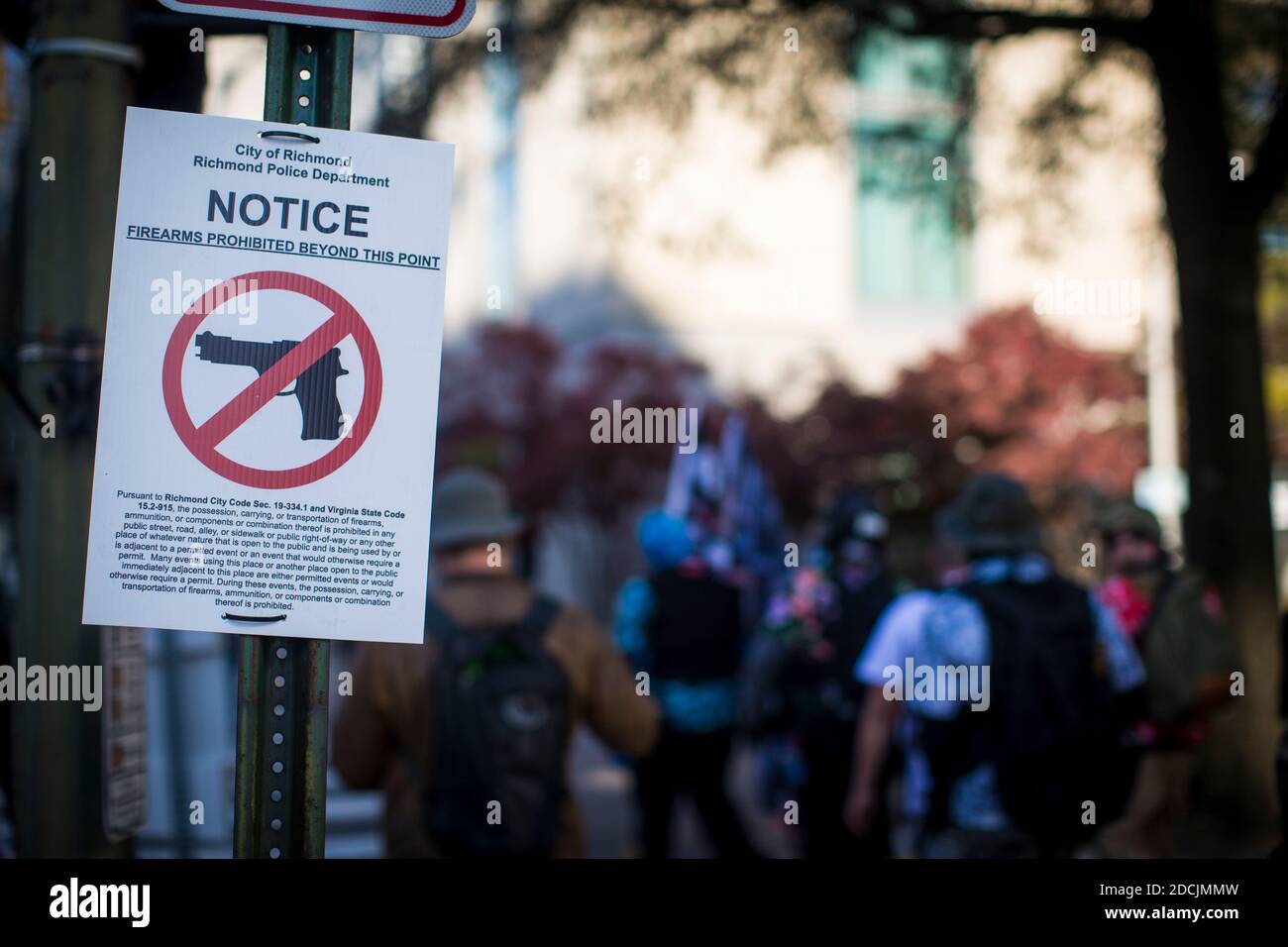 Richmond, Virginia, USA. November 2020. Boogaloo Bois marschiert am Samstag, den 21. November 2020 am Capitol Square in Richmond, VA, an einem Schild vorbei, auf dem die Verordnung der Stadt Richmond über das Verbot von Schusswaffen bei Protesten und anderen Veranstaltungen erklärt wird. Die Polizei von Richmond machte keine Versuche, Demonstranten unter Verletzung der Verordnung zu verhaften. Quelle: John C. Clark/ZUMA Wire/Alamy Live News Stockfoto