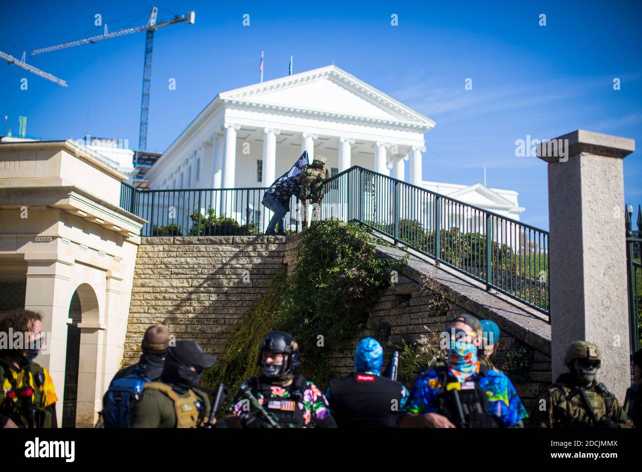 Richmond, Virginia, USA. November 2020. MIKE DUNN und eine weitere Boogaloo Boi Krawatte eine Boogaloo Flagge auf dem Gelände des Capitol Square am Samstag, 21. November 2020 in Richmond, VA. Die Boogaloo-Bewegung begann als Redefigur in Bezug auf den möglichen bevorstehenden zweiten Bürgerkrieg auf US-Boden. Quelle: John C. Clark/ZUMA Wire/Alamy Live News Stockfoto