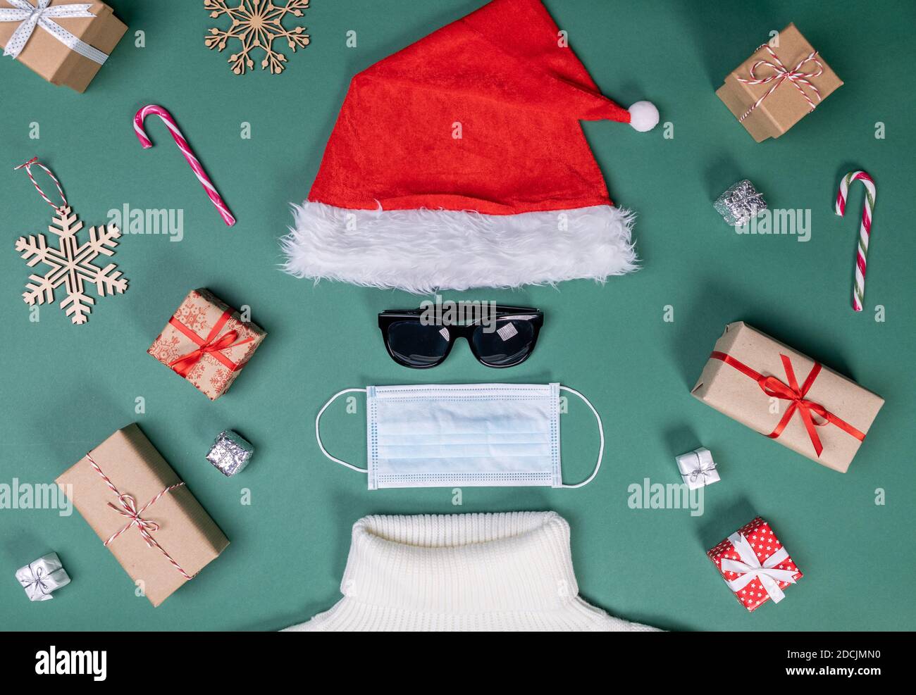 Rote Hut Maske und weißen Pullover flach Lay Form von Santa Slaus Stockfoto