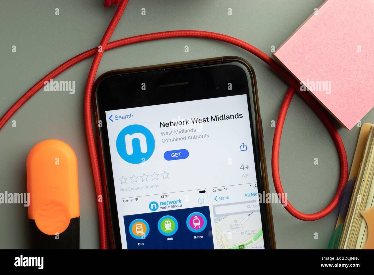 New York, Vereinigte Staaten - 7. November 2020: Network West Midlands App Store Logo auf dem Telefonbildschirm, illustrative Editorial. Stockfoto