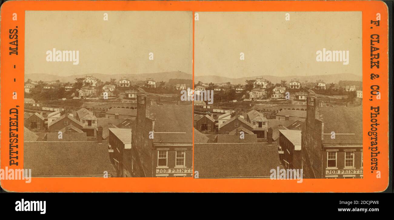 Allgemeine Ansicht von Pittsfield zeigt Häuser und Geschäfte., Standbild, Stereographen, 1850 - 1930, Clark, F. (fl. 1870-1880 Stockfoto