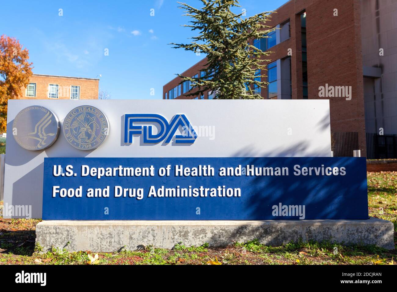 Silver Spring, MD, USA 11/10/2020: Außenansicht des Hauptsitzes der US Food and Drug Administration (FDA). Diese Bundesbehörde genehmigt Medikation Stockfoto
