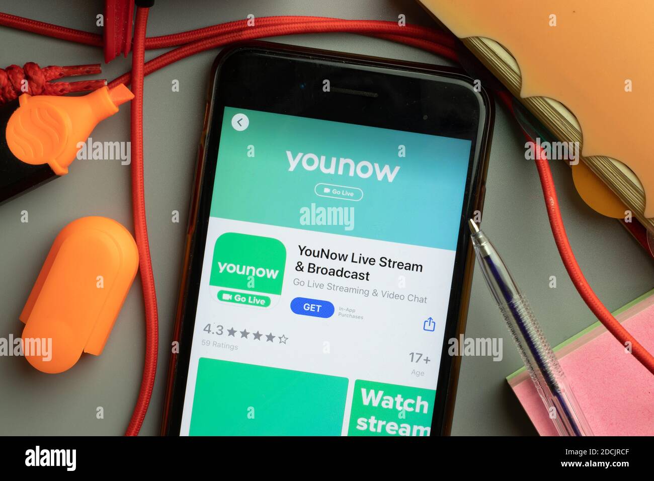 New York, USA - 7. November 2020: YouNow Live Stream Broadcast App Store Logo auf dem Telefonbildschirm, illustrative Editorial Stockfoto