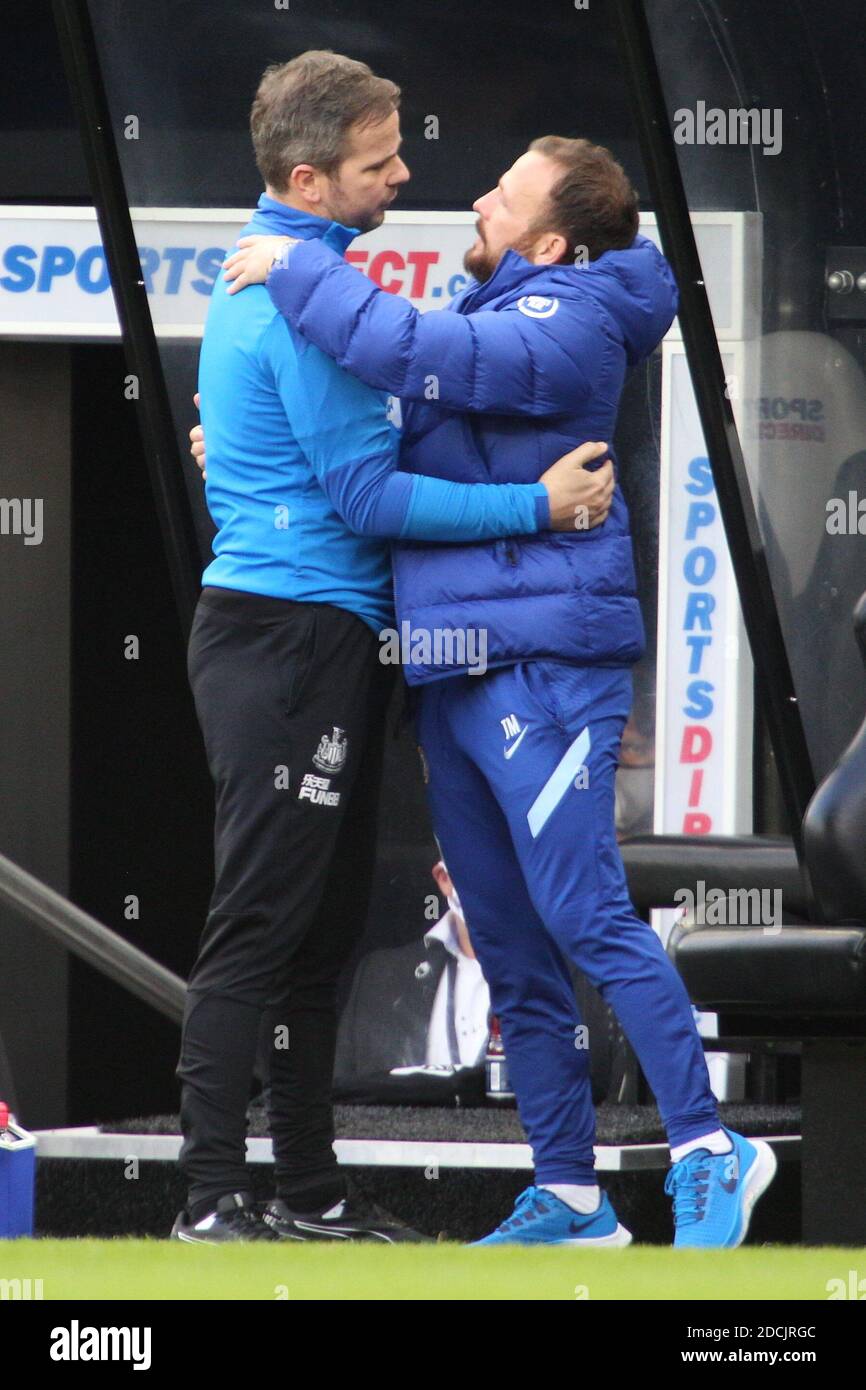 NEWCASTLE UPON TYNE, ENGLAND – NOVEMBER 21: Stephen Clemence, Assistant Coach of Newcastle wird von Jody Morris, Assistent bei Chelsea, nach dem jüngsten Tod des Newcastle-Mannes Vater während der Premier League-Spiel zwischen Newcastle United und Chelsea in St. James Park am 21. November 2020 in Newcastle upon Tyne, Großbritannien getröstet. Sportstadien in ganz Großbritannien unterliegen aufgrund der Coronavirus-Pandemie weiterhin strengen Beschränkungen, da staatliche Gesetze zur sozialen Distanzierung Fans innerhalb von Veranstaltungsorten verbieten, was dazu führt, dass Spiele hinter verschlossenen Türen gespielt werden. (Foto nach MB-Medien) Stockfoto