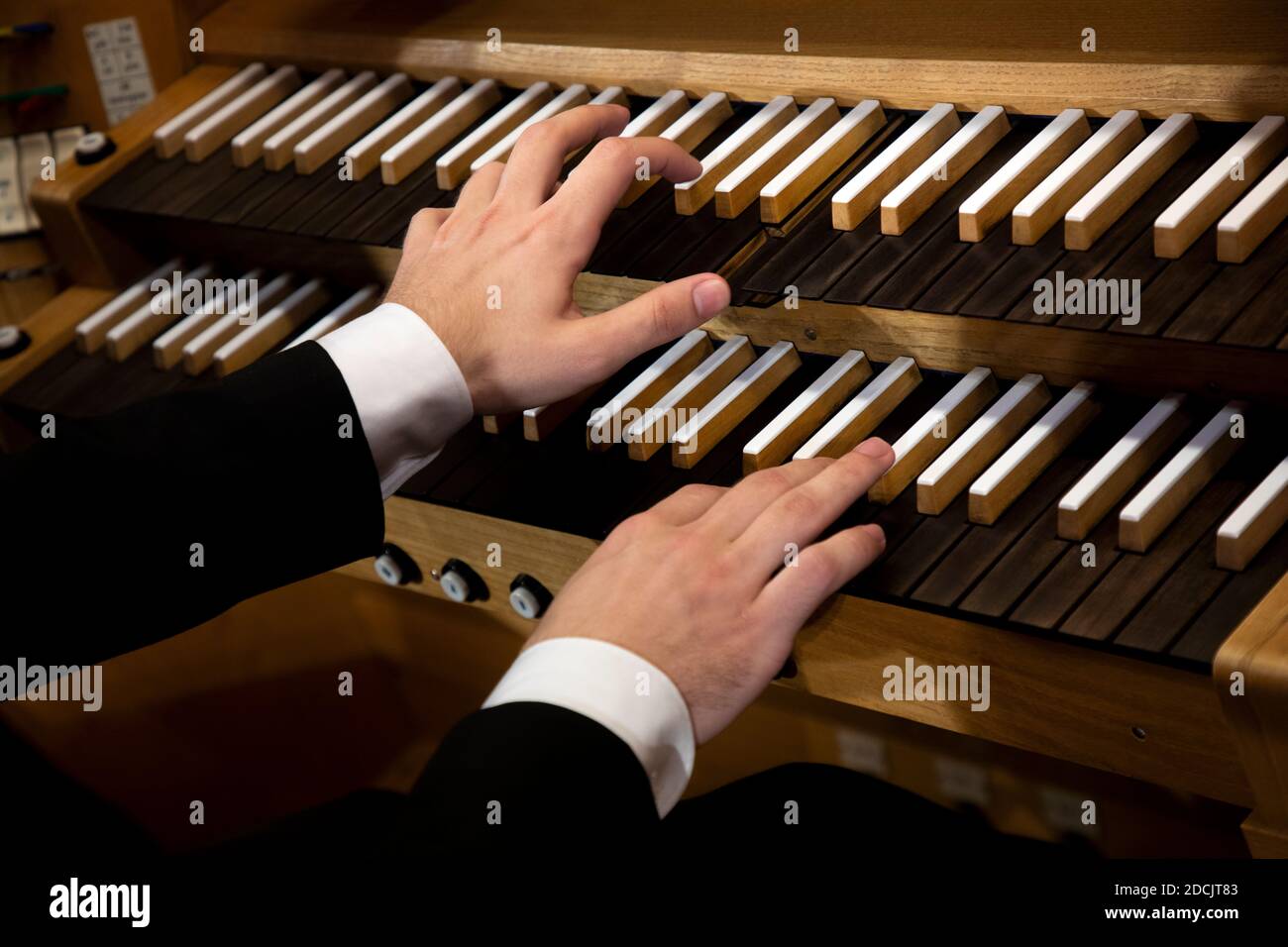 Nahaufnahme eines Organisten Hände spielen eine Pfeife Orgel Stockfoto