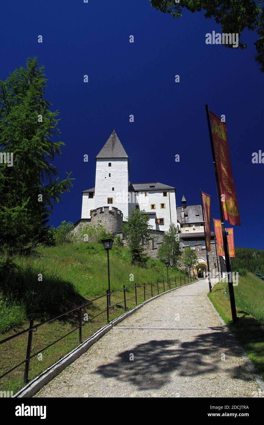 Schloss Mauterndorf, mittelalterliche Hügelburg in Mauterndorf, erbaut von den Erzbischöfen von Salzburg, Österreich Stockfoto