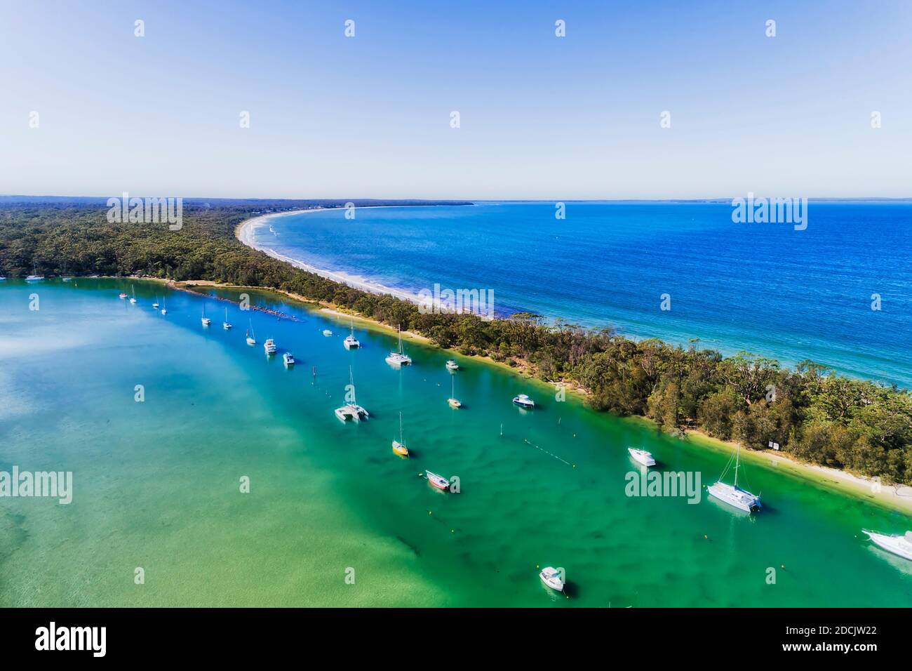 Curambene Creek Eingabe Jervis Bucht in Huskisson Stadt an der australischen Pazifikküste - Luftaufnahme im Sommer. Stockfoto